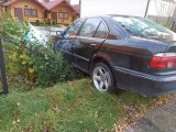 Wypadek w Sianożętach. Rozpędzone BMW wjechało w płot, kierowca i pasażer pijany [zdjęcia] 