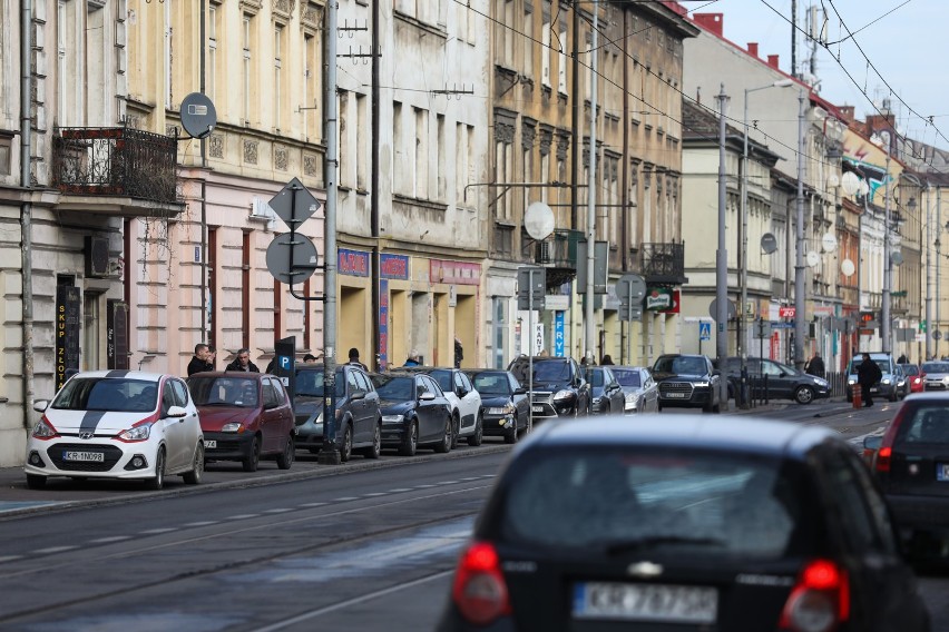 Kraków. Nowe zasady w strefie parkowania wywołują kontrowersje. Prywatne parkingi konkurują cenami z opłatami za postój na ulicach