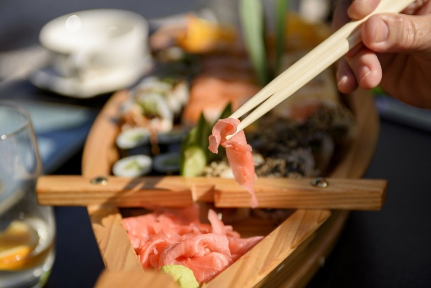 Imbir do sushi (gari) to marynowane plasterki kłącza, często...