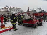 Żory WOŚP 2013: Zobacz zdjęcia z pokazu strażaków. Jak wycinają karoserię auta na Rynku?