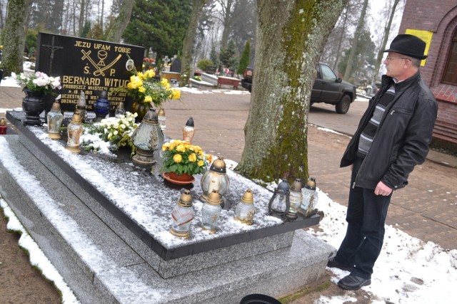 Jerzy Dolny, dyrektor ZMK, pobiera 324 zł za mogiłę na 20 lat. Na zdj. przed grobem ks. gen. Wituckiego