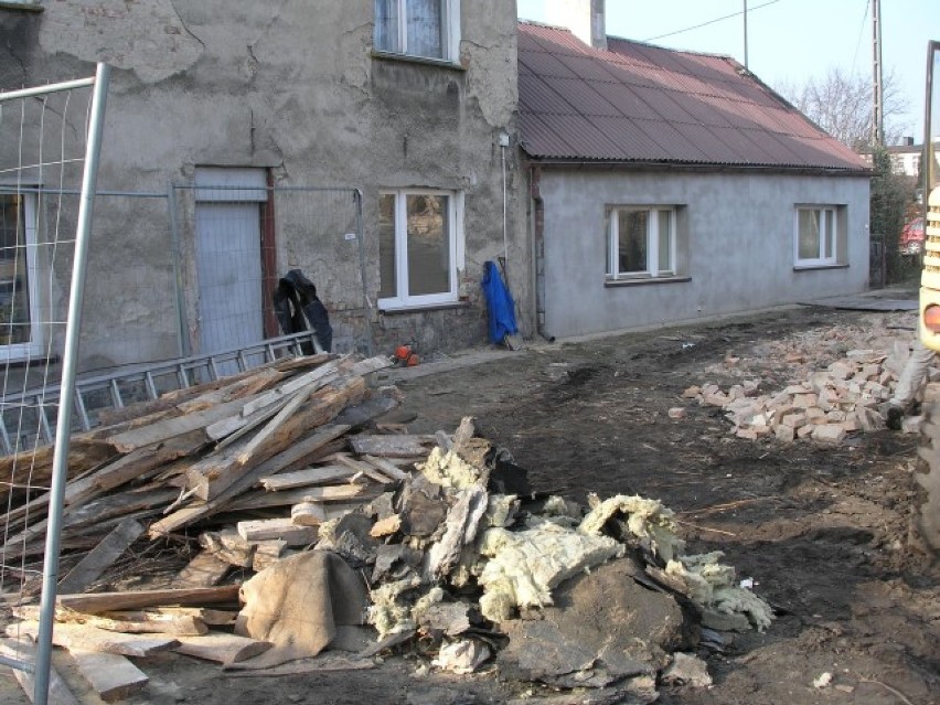 Ekipa budowlana wyburzyła dom stojący przy nowopowstałym...