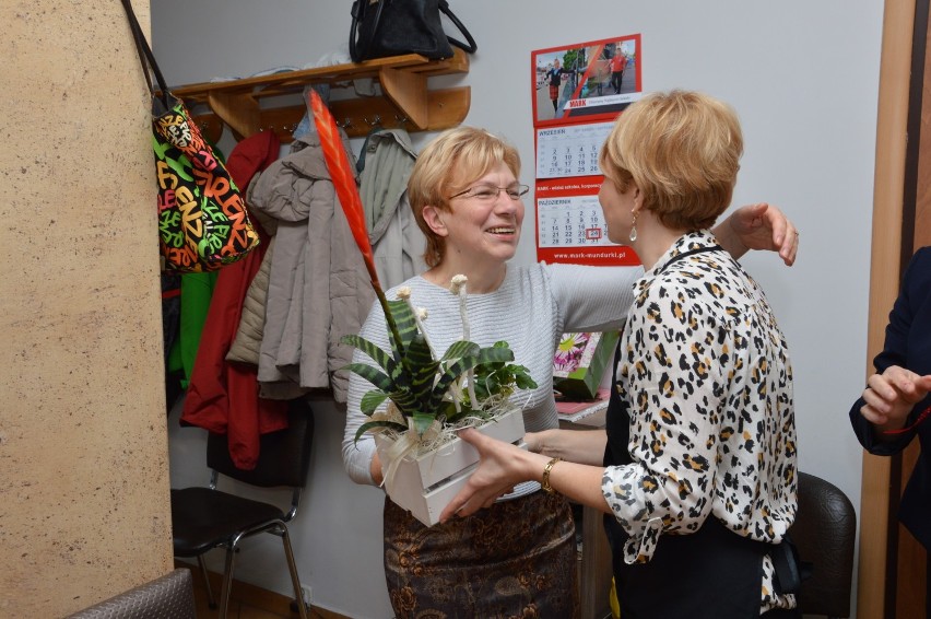 Miastko. Klientki fryzjerki Marii Rudnik zrobiły jej prawdziwą niespodziankę z okazji 50-lecia pracy w zawodzie
