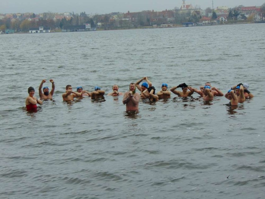 Chodziescy Lodożercy powitali wiosnę. Charytatywne morsowanie odbędzie się w innym terminie.