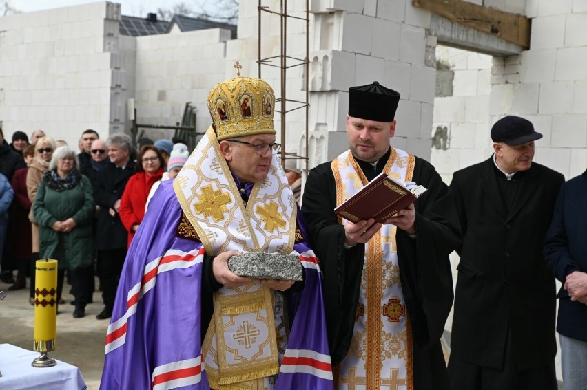 Biskup greckokatolicki dokonał poświęcenia kamienia...