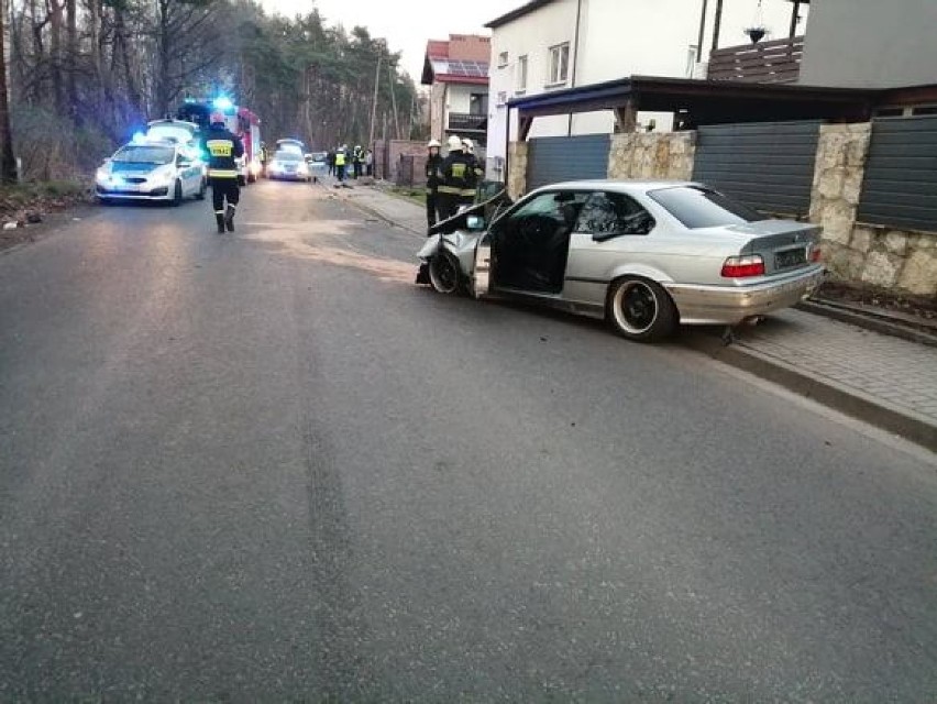 Libiąż. BMW rozbiło się na ogrodzeniu. Pięciu młodych mężczyzn rannych 