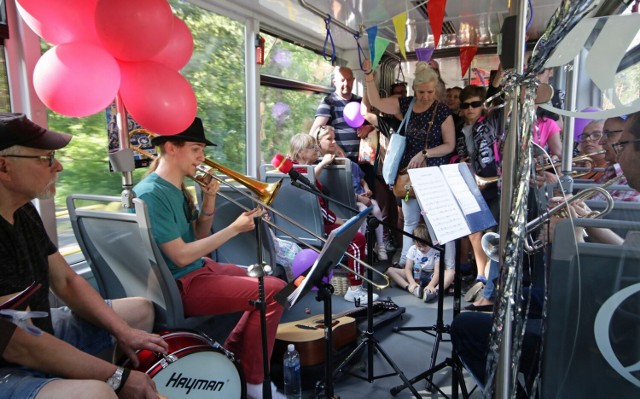 Z okazji Dnia Dziecka Grudziądzka Orkiestra Dęta dała koncert w tramwaju MZK Grudziądz. Zobacz zdjęcia>>>>