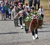 Sztutowo. Delegacje złożyły kwiaty pod Pomnikiem Walki i Męczeństwa w Muzeum Stutthof [ZDJĘCIA, CZ. 2]