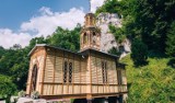 Małopolskie przepiękne drewniane budynki: chaty, karczmy, kościoły, cerkwie i ich kunsztowne wnętrza. To jak podróż w czasie