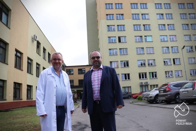 Dr n. med. Marcin Leśniewski i Janusz Kasza, prezes powiatowej spółki Centrum Przedsiębiorczości, prowadzącej szpital.