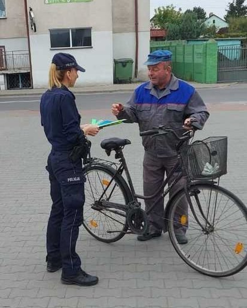 Policyjna akcja „Świeć przykładem” w Wartkowicach. Odblaski dla mieszkańców ZDJĘCIA