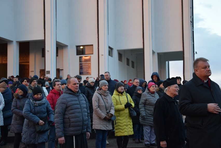 Suwałki. Miejska Droga Krzyżowa 2022. Wierni przeszli ulicami miasta