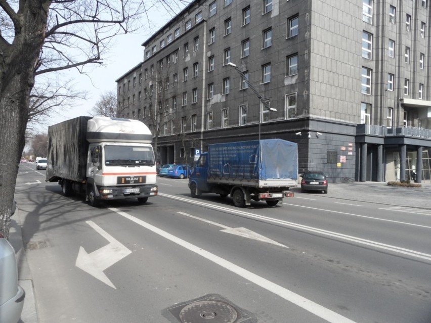 Tiry nie mogą wjechać do centrum Gliwic. Policjanci pouczają