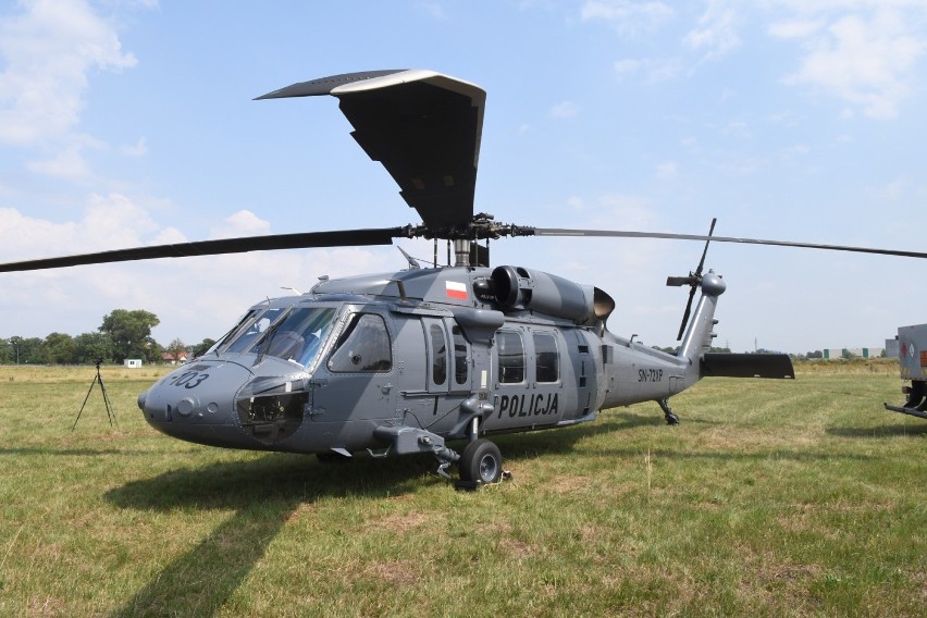 Jeden z trzech policyjnych śmigłowców black hawk przyleciał...