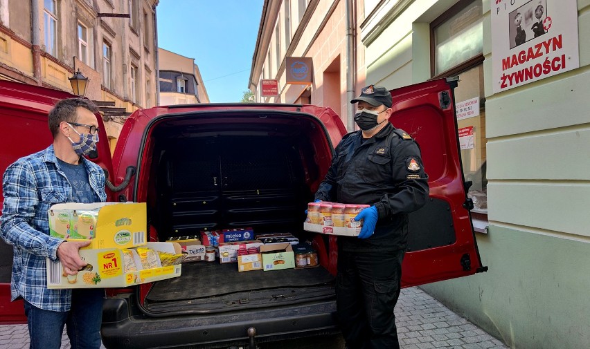 Strażacy z komendy PSP w Piotrkowie przekazali żywność dla...
