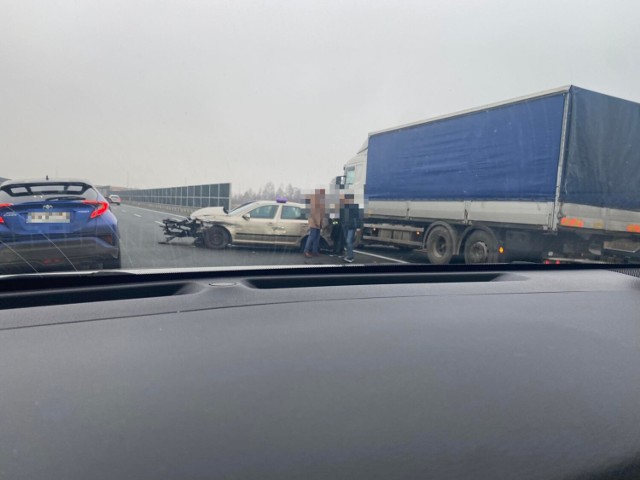 Wypadek na autostradzie A4 w Bielczy, samochód uderzył w bariery, są utrudnienia w ruchu