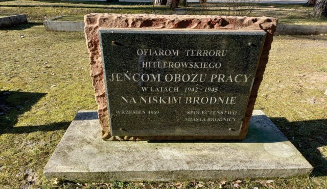 Na tablicach pamiątkowych na Cmentarzu Wojskowym w Brodnicy są słowa, o których zmianę apeluje radny Wojciech Wiśniewski