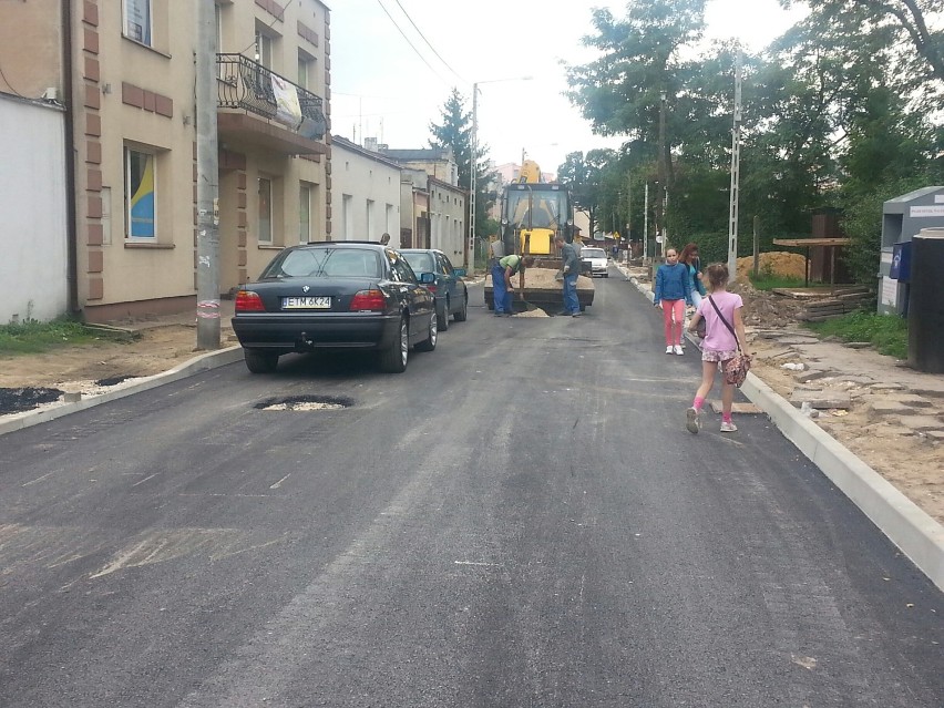 Remonty dróg w Tomaszowie: Położyli asfalt na Żwirki i Wigury i BGW. Przenieśli się na Polną