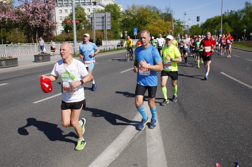 Orlen Warsaw Marathon 2018. Biegacze pokonali królewski...