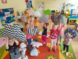 Mięciutkie poduszeczki - przytulanki uszyte przez skazanych z Zakładu Karnego w Chełmie trafiły do przedszkolaków