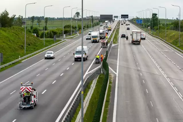 Uruchomiony został nowy system poboru opłat drogowych e-TOLL, który obejmuje 3,7 tys. kilometrów dróg płatnych dla ciężarówek. Na części dróg województwa łódzkiego będą z niego mogli korzystać także kierowcy samochodów osobowych. Zmieni się organizacja ruchu na wjeździe i wyjeździe z autostrady.

Na odcinkach Konin-Stryków na autostradzie A2 oraz Wrocław – Sośnica  na autostradzie A4 z nowego systemu mogą korzystać również użytkownicy samochodów osobowych. Jest to możliwe na płatnych odcinkach autostrad zarządzanych przez skarb państwa.

Czytaj dalej