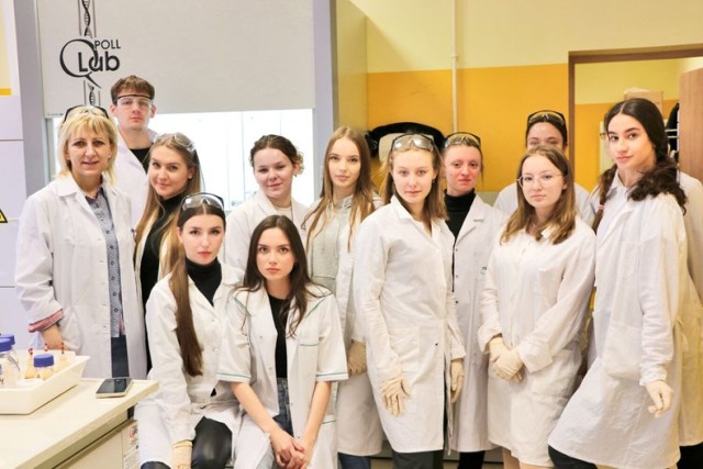 Lekcja chemii uczniów I Liceum Ogólnokształcącego w Przemyślu w Państwowej Wyższej Szkole Wschodnioeuropejskiej.