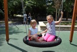Nowy plac zabaw w Parku Róż w Chorzowie: tyrolka, huśtawki i liniowe wspinaczki ZDJĘCIA