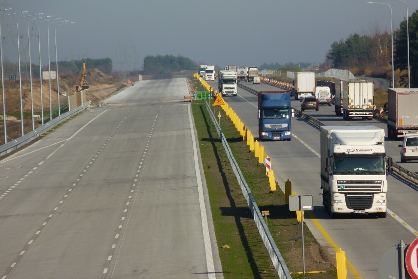 Budowa autostrady A1 między Radomskiem i Kamieńskiem na ukończeniu [ZDJĘCIA, FILM]