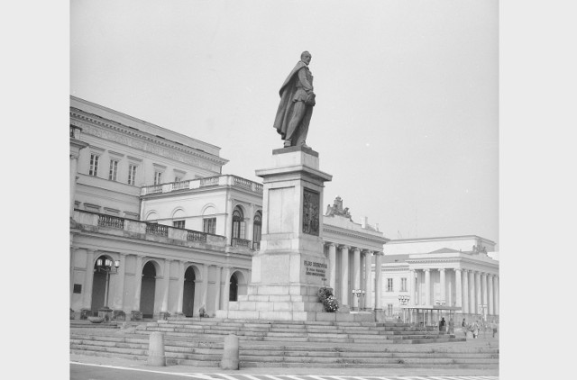 Najpierw nogi, potem tułów, a na końcu głowa. Tak 16 listopada 1989 roku runął pomnik znienawidzonego Feliksa Dzierżyńskiego. Dla wielu zebranych był to symbol upadku komunizmu. Co ważne, tego samego dnia zmieniono nazwę całego miejsca z placu Feliksa Dzierżyńskiego  na  plac Bankowy.

Od tego momentu powołany jesienią 1989 roku Zespół Nazewnictwa Miejskiego pracował już pełną parą. Jeszcze do końca roku swoich patronów dwie kolejne ulice: 
aleja Bolesława Bieruta – komunistycznego prezydenta PRL, nazywanego „polskim Stalinem” na Gocławiu – zamieniono na ulicę Emila Fieldorfa „Nila” - zastępcy Komendanta Głównego AKJuliana Marchlewskiego – działacza komunistycznego, który w 1920 roku walczył po stronie bolszewików i miał wejść do władz (gdyby Rosja wygrała wojnę) – zamieniono na aleję Jana Pawła II, urzędującego jeszcze wtedy papieża, co było i jest do tej pory ewenementem w Warszawie, gdyż istnieje zwyczaj, by nie nadawać nazw ulic żyjącym osobom.