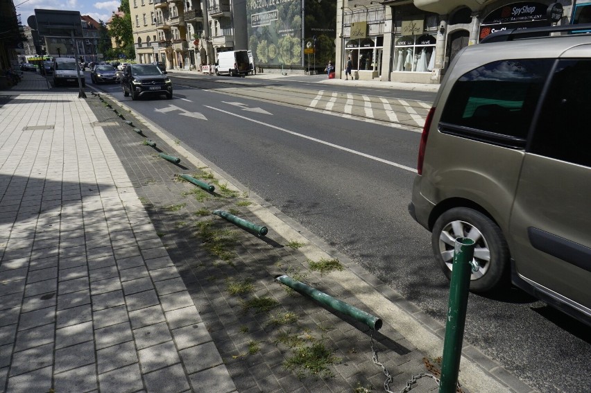 Kilkanaście słupków, uniemożliwiających parkowanie...