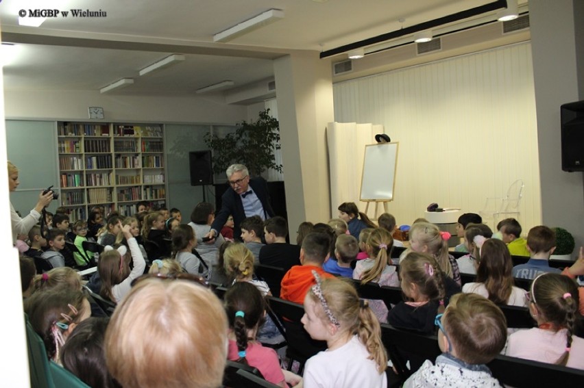 Wojciech Widłak – autor książek dla dzieci gościł w wieluńskiej bibliotece[ZDJĘCIA]