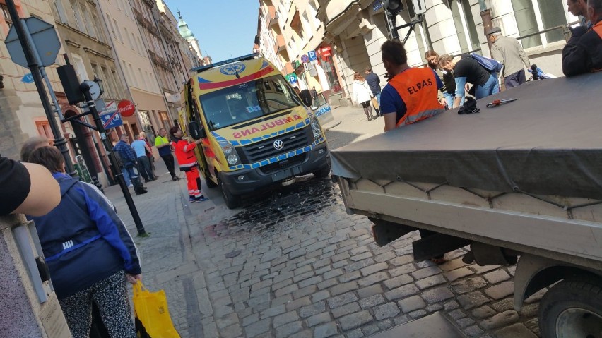 Karetka pogotowia zawisnęła na słupku. To kolejne uszkodzone w tym miejscu auto... [ZDJĘCIA] 