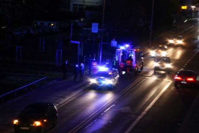 Do wypadku na ulicy Spychalskiego w Opolu doszło w sobotę po godz. 17.00. Samochód osobowy marki kia rio potrącił przechodzącą przez przejście dla pieszych  kobietę. Do poszkodowanej został zadysponowany zespół ratownictwa medycznego. Policja ustala okoliczności zdarzenia.