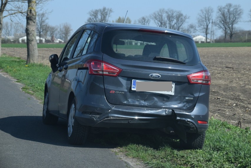 Gmina Niechanowo. Zderzenie dwóch aut. W jednym znajdowała się kobieta w ciąży i dziecko