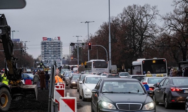 Korki w Toruniu to zmora wielu kierowców. Na podstawie danych z serwisu traffic.naviexpert.pl oraz obserwacji naszych czytelników stworzyliśmy ranking najbardziej zakorkowanych miejsc w naszym mieście. Większość z nich to popularne skrzyżowania, na których przyjdzie nam dłużej czekać na światłach. Unikajcie tych miejsc, jeśli tylko możecie, a zaoszczędzicie sporo czasu. Czekamy również na Wasze sygnały - co dodalibyście do tej listy? 

WIĘCEJ NA KOLEJNYCH STRONACH >>>>>