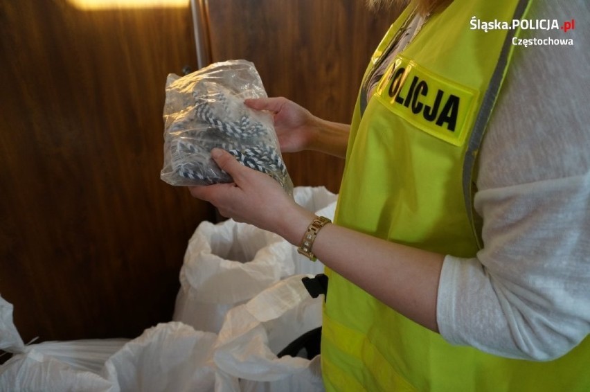 Częstochowa: Policja przejęła podrobione bransoletki o czarnorynkowej wartości 2,1 miliona zł