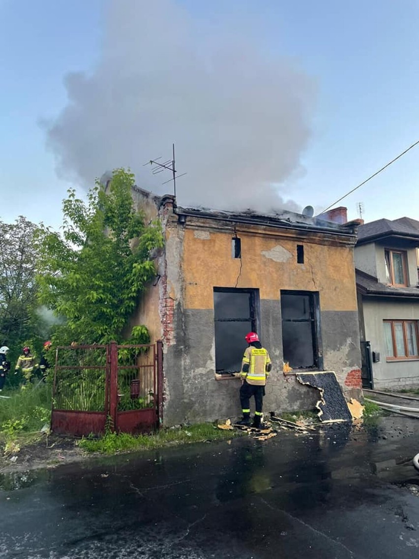 Pożar pustostanu na ul. Długiej w Tomaszowie Maz. [ZDJĘCIA]