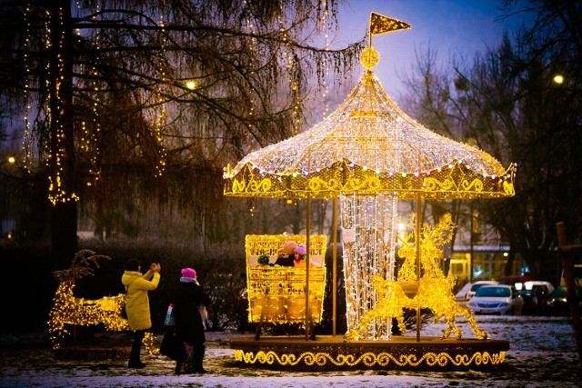 Bajeczną karuzelę znajdziesz na warszawskich Bielanach przy urzędzie dzielnicy. Przy okazji polecamy spacer w tamtym miejscu. Tegoroczna iluminacja Bielan jest wyjątkowa! 