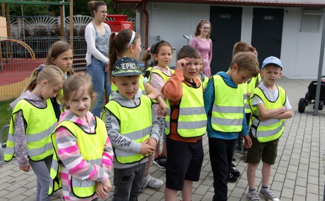 W miasteczku ruchu drogowego WORD w Grudziądzu policjanci uczą dzieci jak zachowywać się na drogach