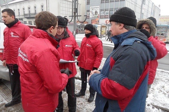 SLD zbiera podpisy w Częstochowie z wnioskiem o referendum w sprawie wieku emerytalnego