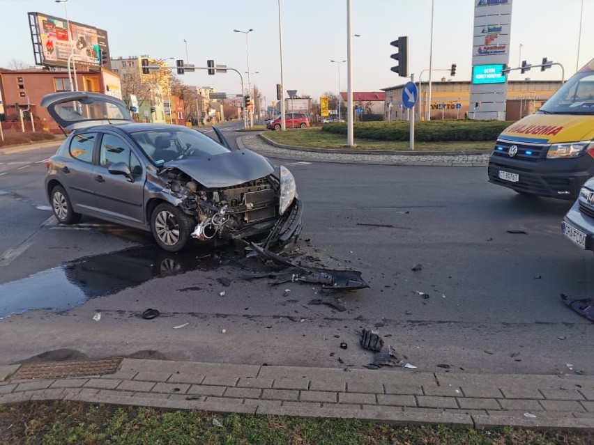 Wypadek na skrzyżowaniu ul. Okrzei - Wronia we Włocławku. Zderzenie hondy z peugeotem [zdjęcia]