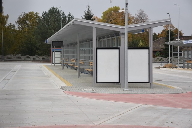 Węzeł przesiadkowy powstał na terenie dawnej zajezdni autobusowej. Są tu wiaty z ławkami dla podróżnych, tablice informacyjne, toalety, miejsca parkingowe