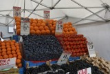 Niedziela 13 grudnia na kieleckich bazarach. Było wiele okazji. Zobacz ceny popularnych owoców i warzyw (ZDJĘCIA)