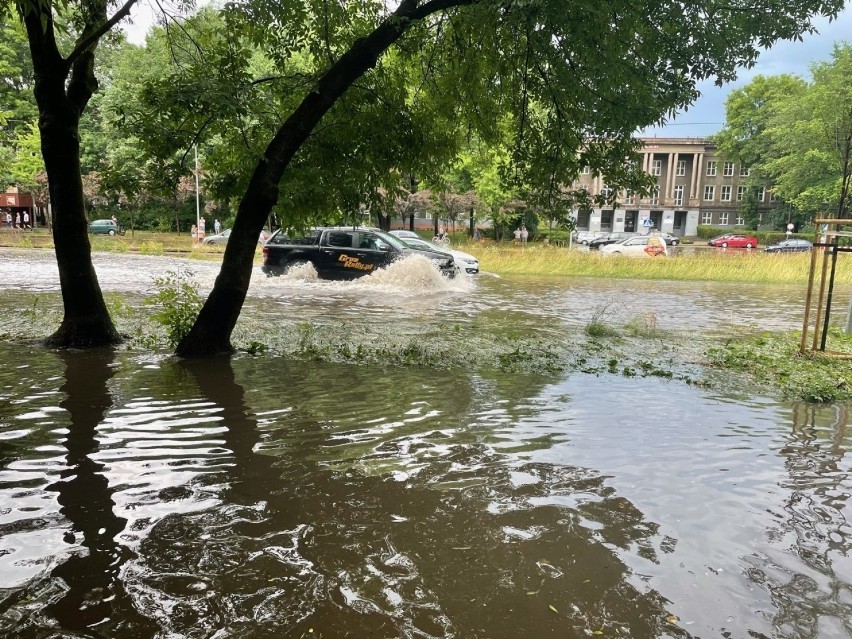 Kraków. Fatalny krajobraz miasta po burzy! Zalane ulice, połamane drzewa... [ZDJĘCIA]