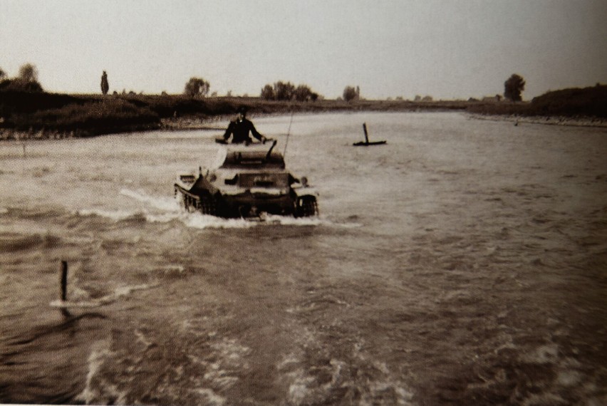 Niemieckie czołgi przeprawiają się przez bród na Dunajcu k....