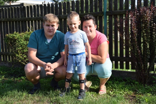 Na zdjęciu Jadwiga i Michał Dudowie z 3-letnim synem Przemkiem. Chłopiec cierpi na dziecięce porażenie mózgowe. Rodzina mieszka w Miasteczku Śląskim.