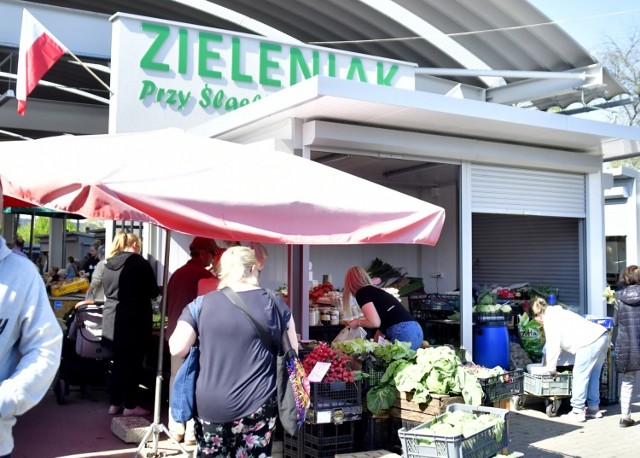 W sobotę 7 maja, na targowisku Przy Śląskiej panował duży ruch. Zobacz jakie były ceny warzyw i owoców.