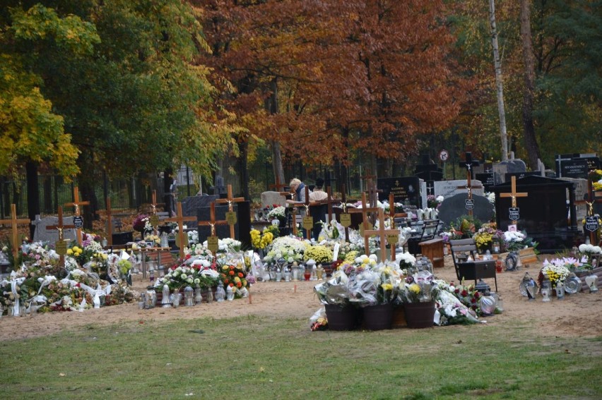 Ukradkiem przez cmentarz w Goleniowie. Co odważniejsi zapalają znicze na grobach
