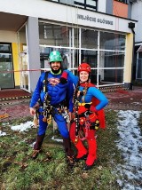 Alpiniści dla WOŚP. Superbohaterowie myli okna Świętokrzyskiego Centrum Pediatrii w Kielcach. Zrobili wspaniałe widowisko (ZDJĘCIA)