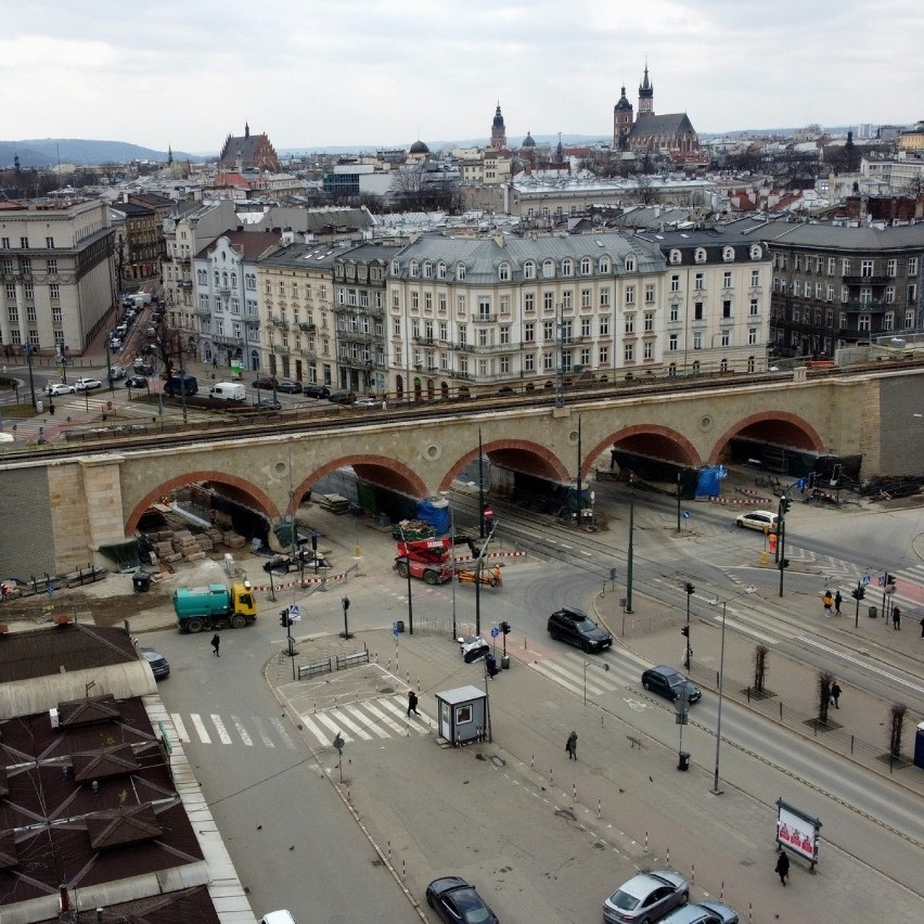 Kraków. Przygotowują materiały do odbudowy wiaduktu nad ulicą Grzegórzecką [ZDJĘCIA] 